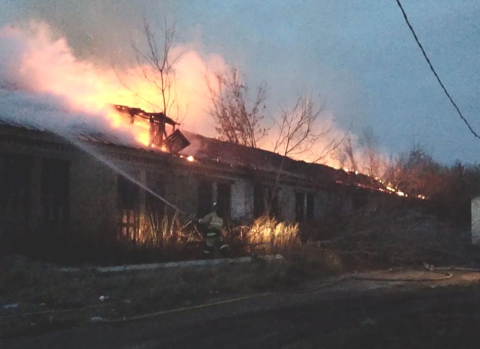Крупный пожар на территории бывшего завода в Кадоме потушен