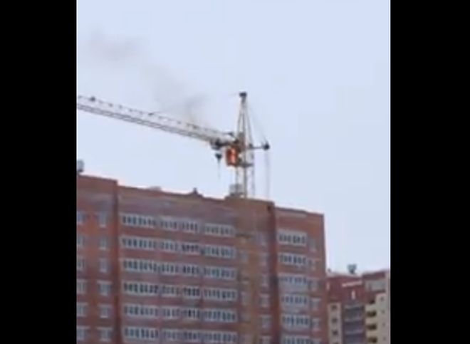В Канищеве загорелся башенный кран (видео)