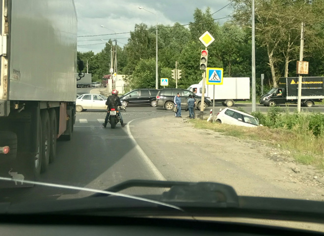 Фото: на Южной окружной дороге легковушка улетела в кювет