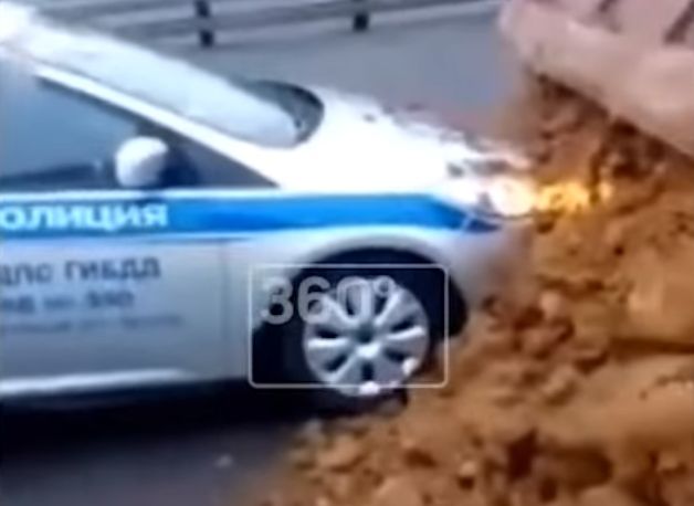 В Москве водитель самосвала засыпал машину ДПС песком