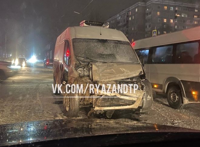 В ДТП с участием автомобиля Следственного комитета в Рязани пострадали три человека