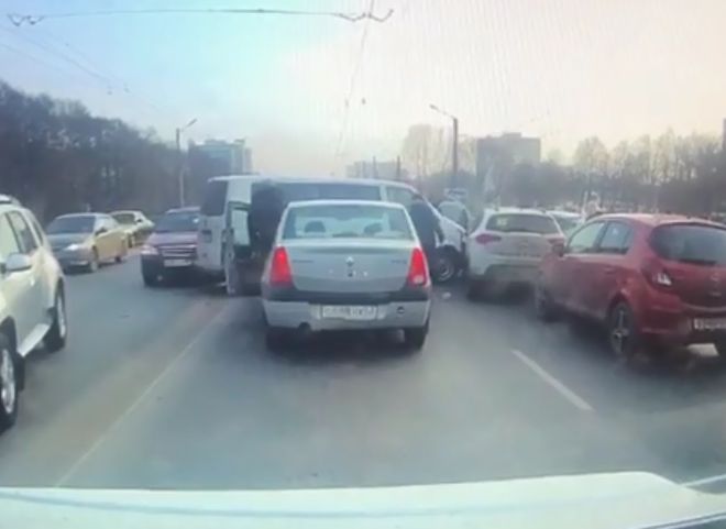 В массовой аварии на Московском шоссе пострадал 52-летний мужчина