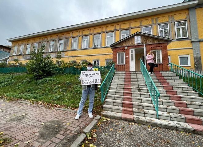 В Касимове проходит одиночный пикет против закрытия «больницы водников»