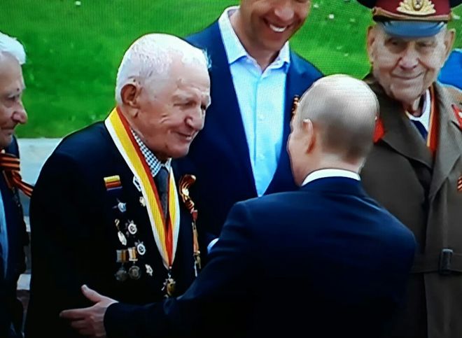 Путин лично поздравил рязанского ветерана на Красной площади в Москве