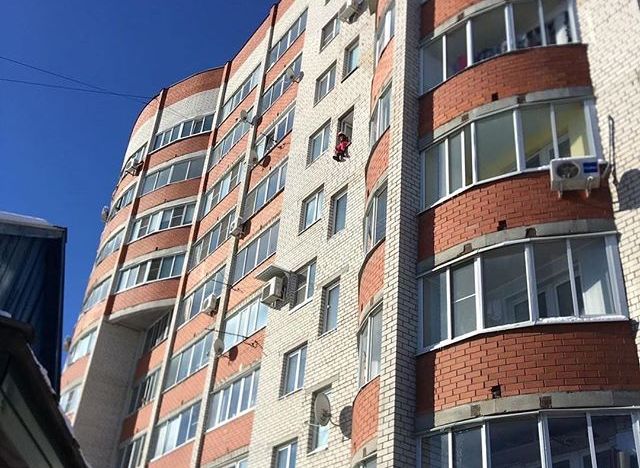 В Рязани пенсионерка вылезла на окно многоэтажки
