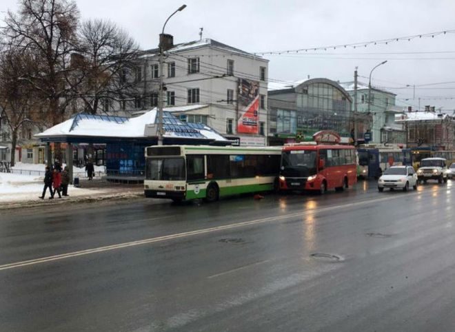В центре Рязани столкнулись два автобуса