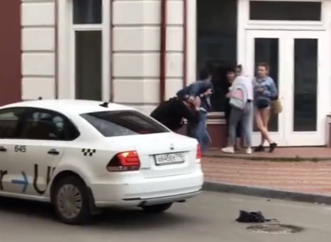 Видео: в центре Рязани один мужчина тащит другого за волосы