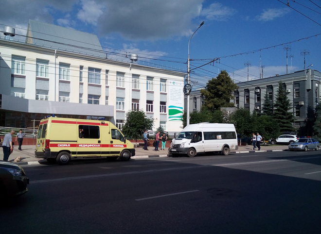 У Горьковской библиотеки произошло ДТП с участием маршрутки
