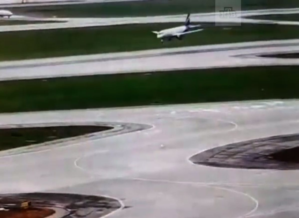 СМИ опубликовали новое видео аварийной посадки Sukhoi Superjet