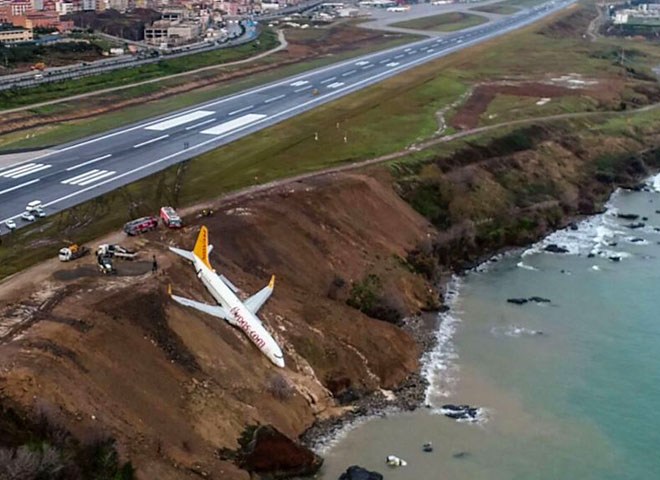 В Турции самолет при посадке застрял на краю обрыва (видео)