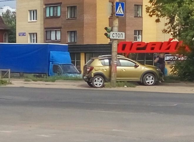 На Касимовском шоссе машина вылетела на тротуар после ДТП