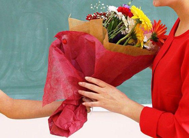 Врачам и учителям могут запретить принимать любые подарки, кроме цветов