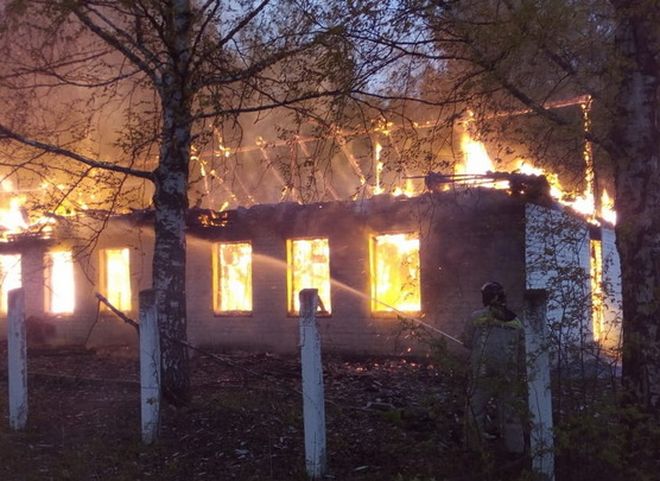 В Рязанской области загорелось здание бывшего детского сада