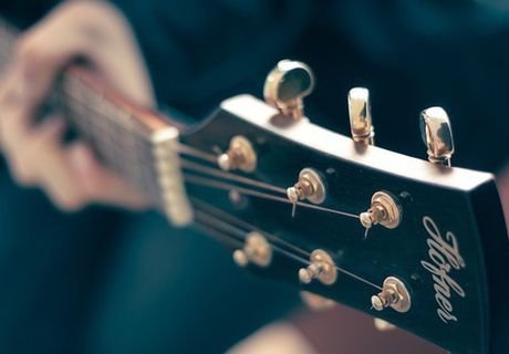 Рязанец украл в Москве гитару у музыканта