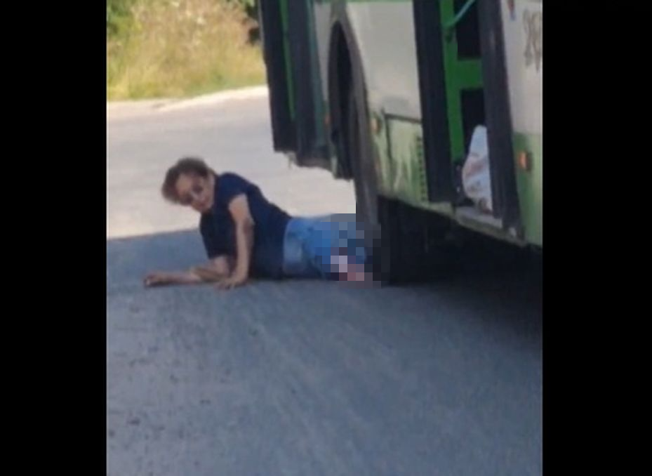На остановке в Рязани женщину придавило колесом автобуса