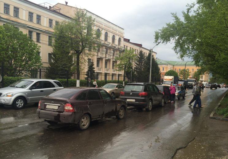 На улице Каширина «Лада Приора» протаранила Volkswagen