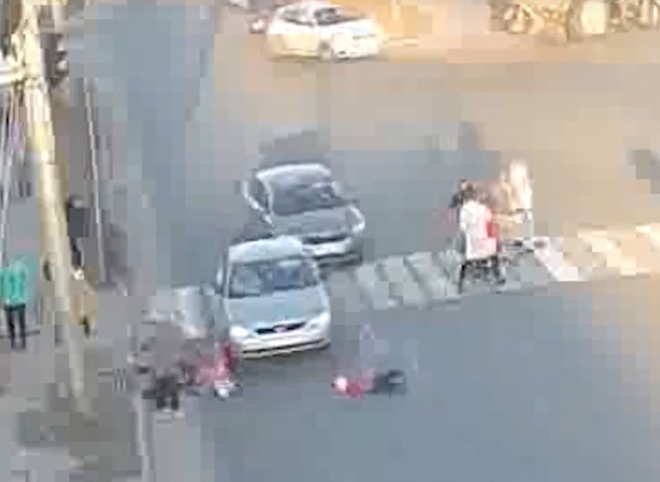 Появилось видео наезда на мать с ребенком на улице Зубковой