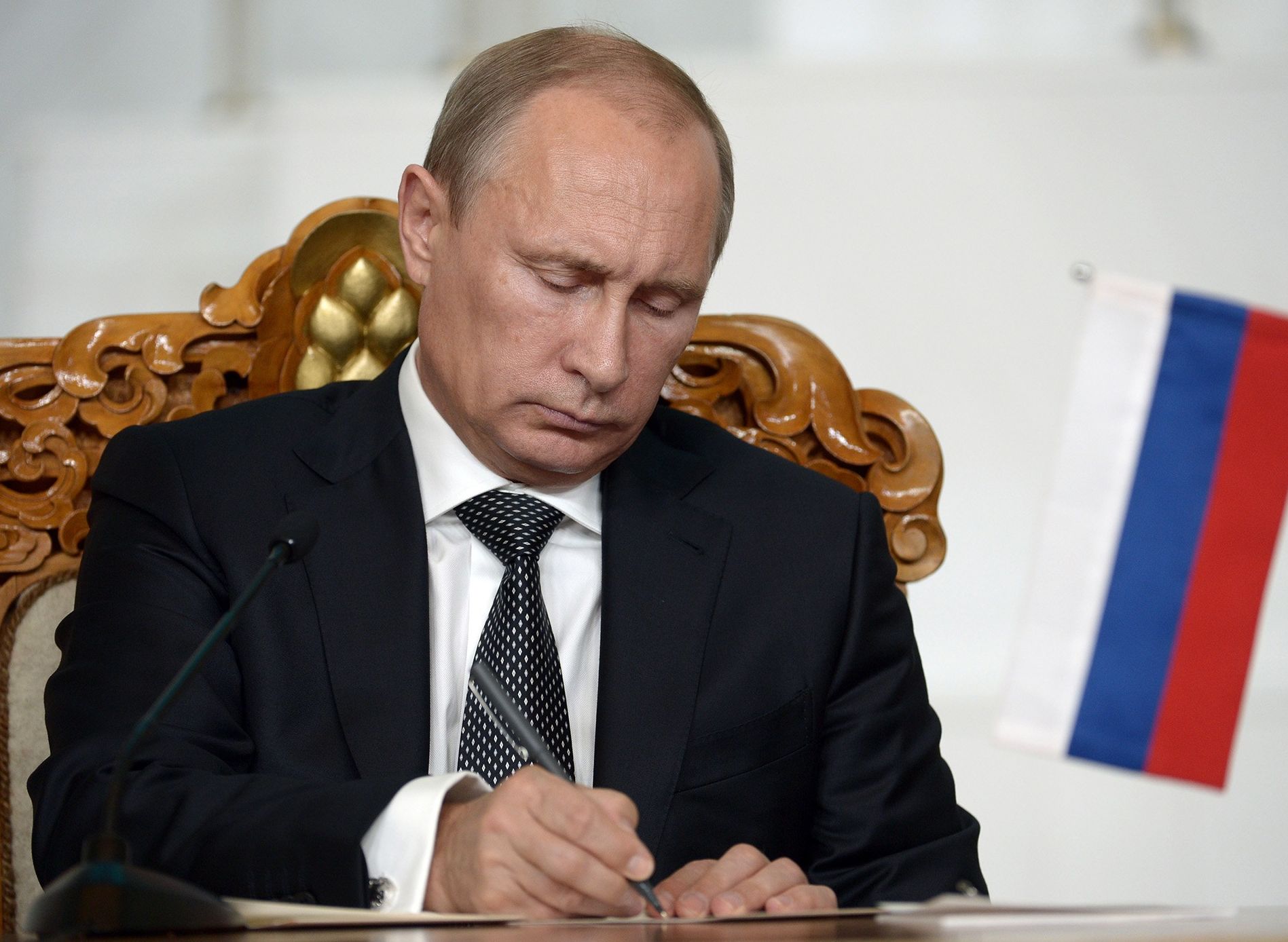 Путин подписал закон о декриминализации семейных побоев