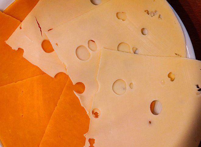 Больше половины сыров в российских магазинах оказались фальшивыми и опасными