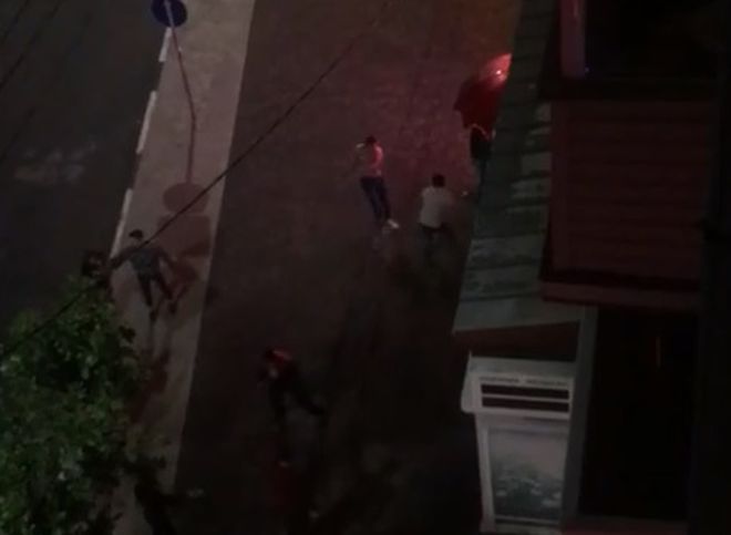Ночью на улице Ленина вооруженные ножами подростки устроили драку