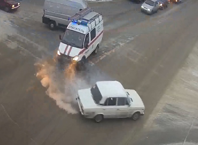 На проезде Шабулина столкнулись машина спасателей и «Жигули» (видео)