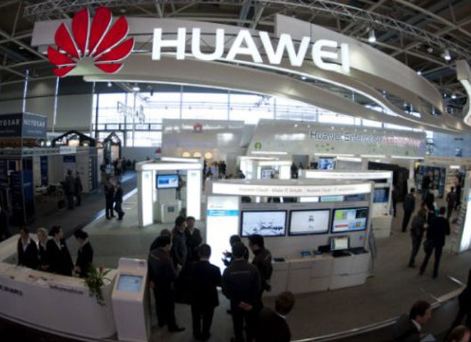 Компания Huawei презентует смартфон с тремя камерами