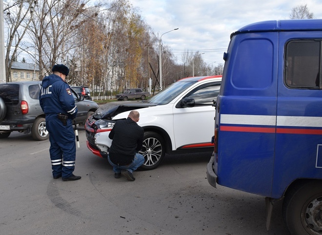 В Сараях беременная женщина на иномарке влетела в автомобиль «Почты России»