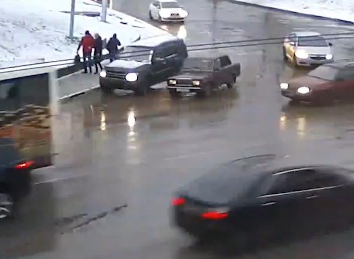 Видео: водитель «семерки» таранит внедорожник на Московском шоссе