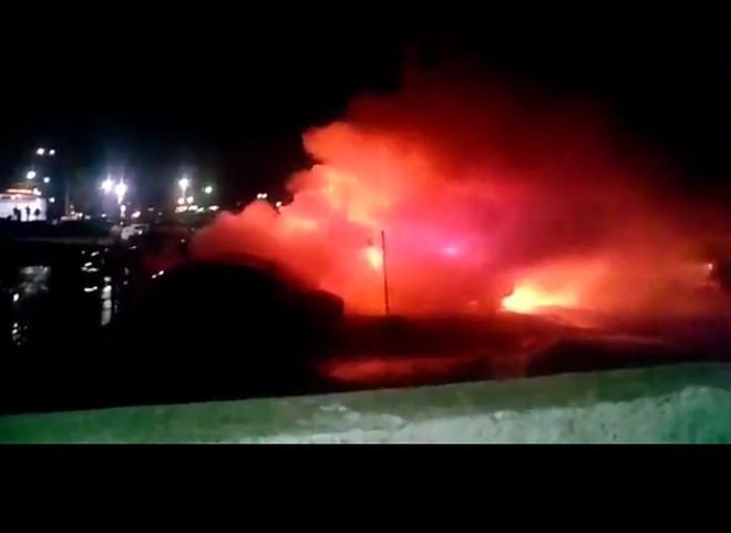 На одной из парковок Рязани загорелись три автомобиля (видео)