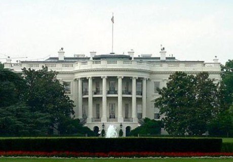 США расследуют ЧП с проекцией флага РФ на Белый дом (видео)
