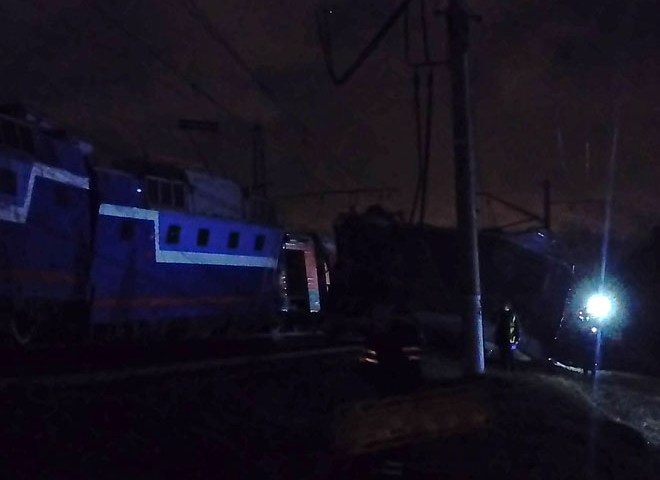 На западе Москвы столкнулись пассажирский поезд и электричка (фото)