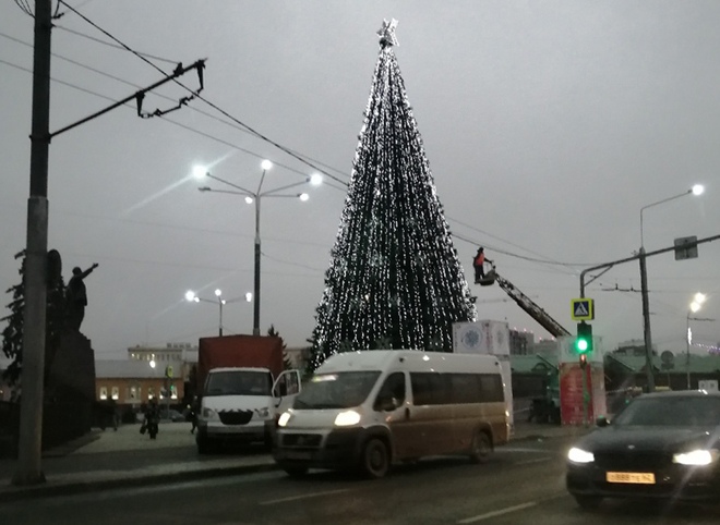 Фото: на площади Ленина горит елка