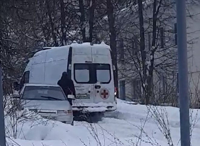 В Касимове сняли на видео, как человек пытается вытолкнуть застрявшую в снегу «скорую»