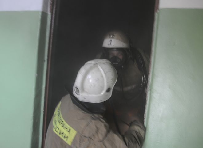 Из загоревшейся квартиры на улице Молодцова спасены восемь человек