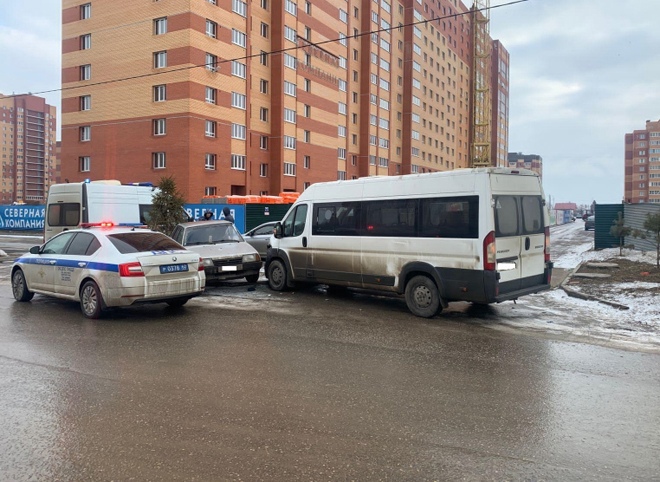 Опубликованы фотографии с места столкновения маршрутки и легковушки в Семчине