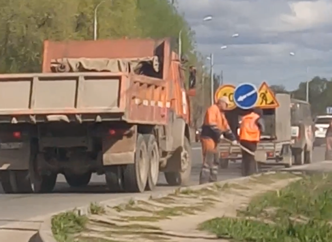 Видео: в Рязани коммунальщики чистят дорогу, сбрасывая грязь на газон
