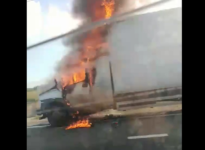 На трассе М5 в Рязанском районе загорелся грузовик
