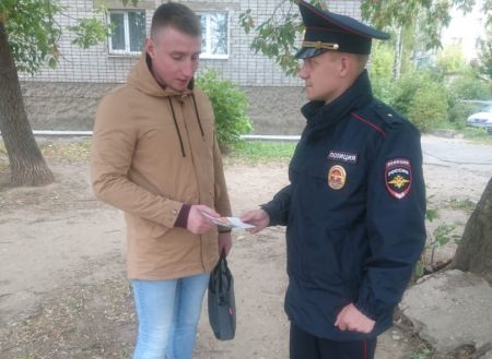 Полицейские вышли на улицы Рязани, чтобы рассказать горожанам о мошенниках