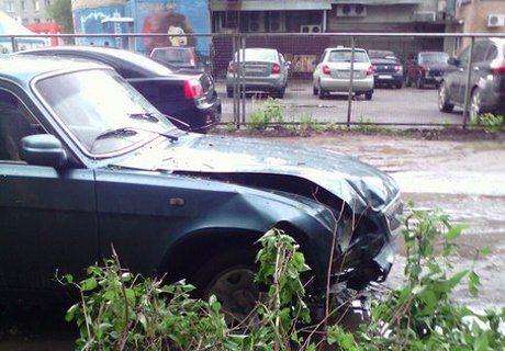 На улице Гоголя в Рязани автомобиль врезался в дерево