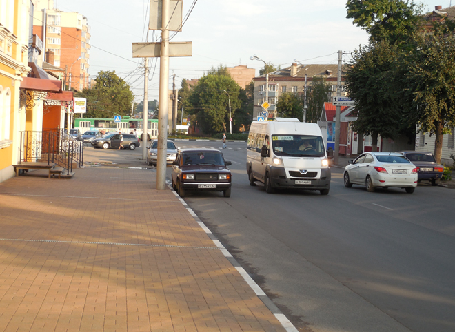 Из-за ремонта теплотрассы перекрыли улицу Грибоедова
