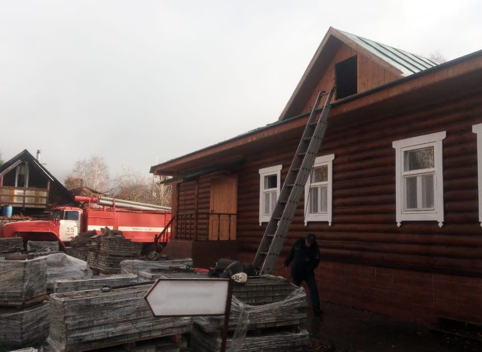 Опубликованы фотографии с места пожара на территории музея Есенина в Константинове