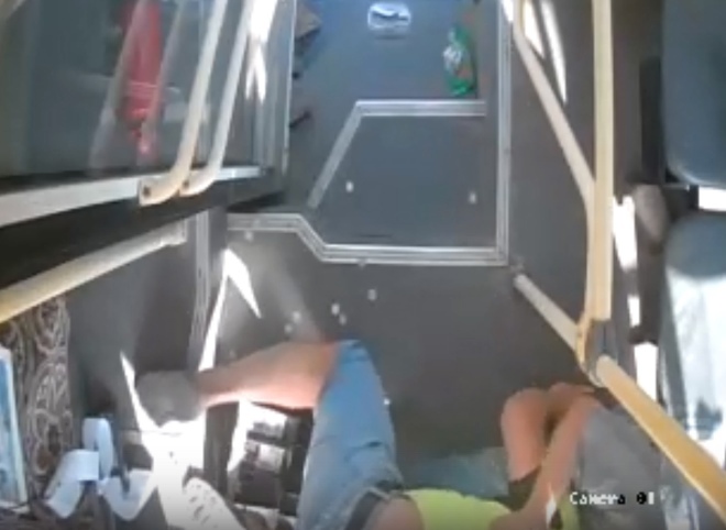 В Рязани камера засняла, как маршрутчик ворвался в салон автобуса и избил водителя