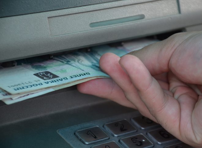 В Шилове мужчина украл 40 тыс. рублей из банкомата