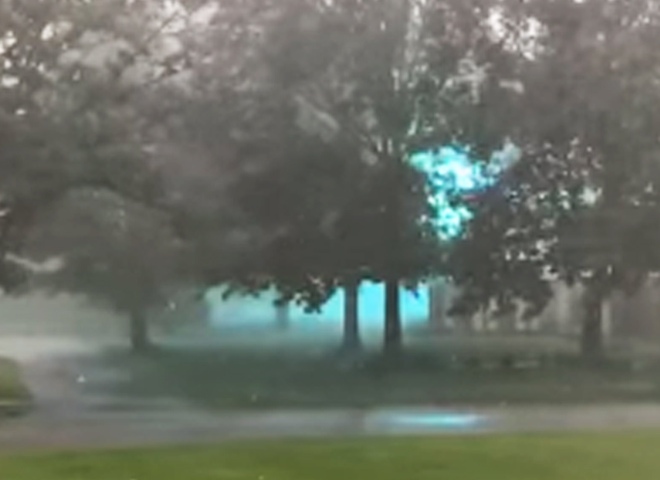Житель США снял на видео огромную шаровую молнию