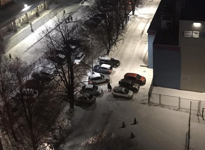 Рязанцы устроили стихийную парковку на тротуаре у новой ледовой арены