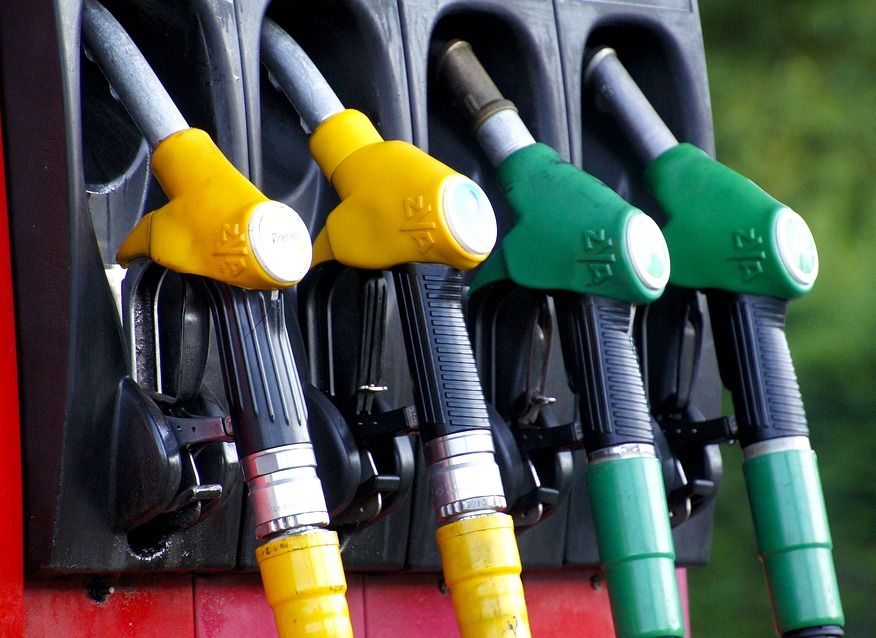 Правительство договорилось с нефтяными компаниями о фиксации цен на бензин