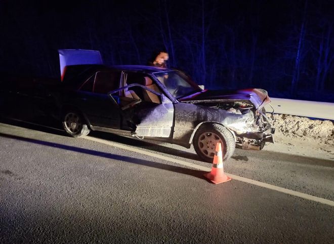 В Путятинском районе Mercedes въехал в отбойник, пострадала женщина