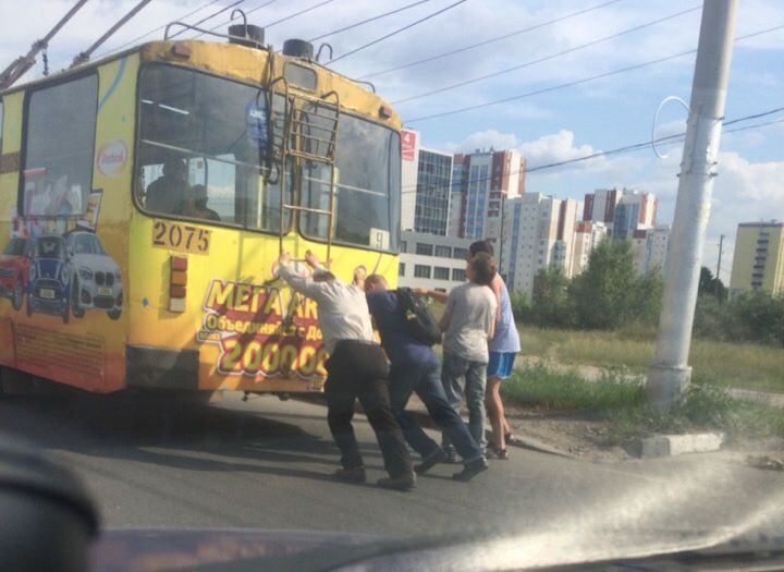 Фото: пассажиры толкают троллейбус на Московском шоссе