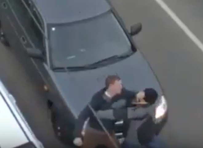 На Куйбышевском шоссе водители устроили драку прямо на дороге (видео)