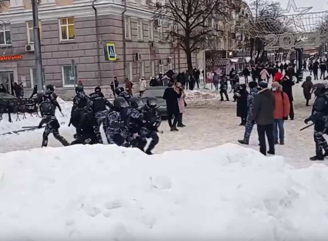 ОМОН начал жестко разгонять рязанцев на площади Ленина